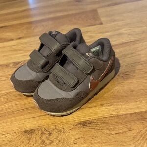 Nike Kids Sneakers in Brown and Gray